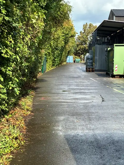 Lieferweg entlang einer Hecke nach der Reinigung