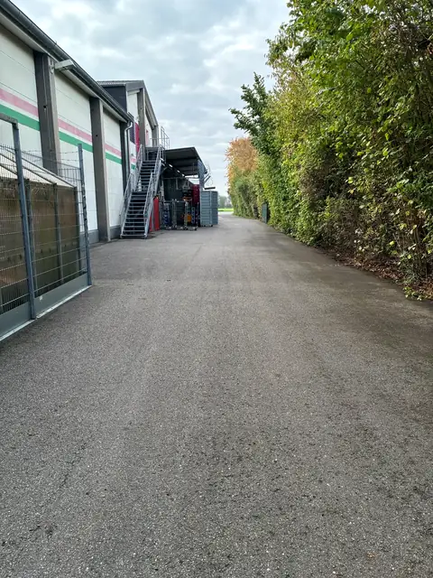 Gepflegte Zufahrt eines Gewerbehofs